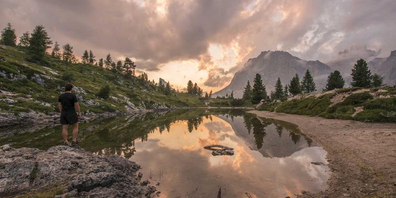 如何选择互动性强的在线教育网站模板：聚焦Memphis风格与UI套件的功能模块分析