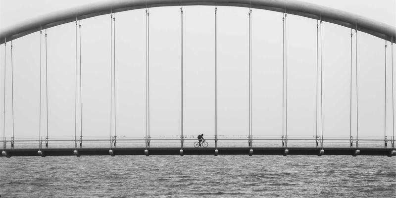 孟菲斯风格设计资源与图标：非营利组织网站模板选购指南，整合捐赠功能与故事叙述的策略