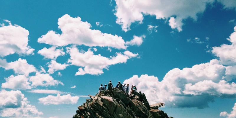 融合孟菲斯风格的React/Vue.js管理后台模板：加速Web应用开发与视觉设计