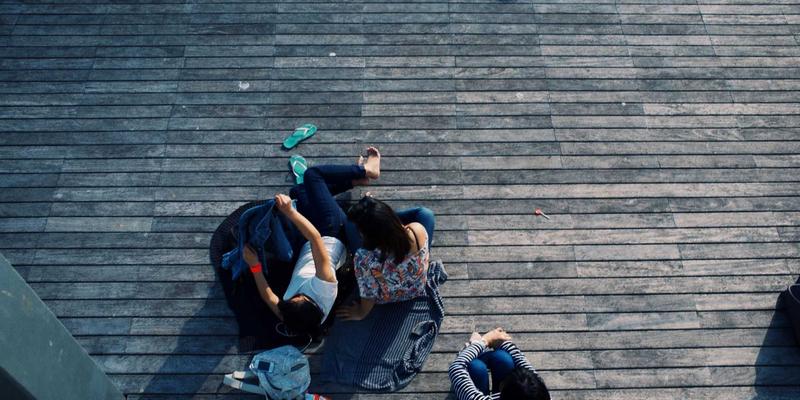 超越通用模板：Design Resources、UI Kits与Memphis风格模板的深度评测与选用指南