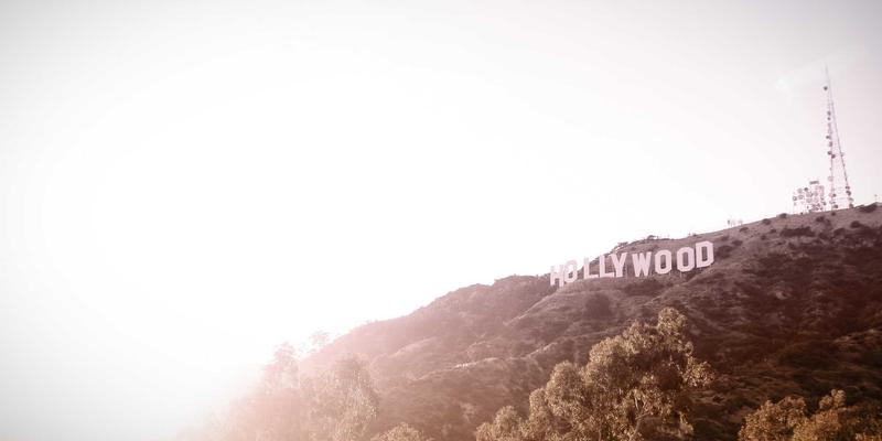 释放创意潜能：聚焦可读性与展示架构的免费博客与杂志网站模板